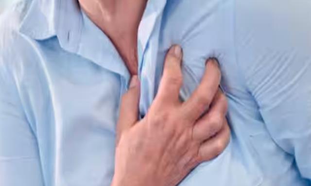 ಹೊಟೇಲ್ ನಲ್ಲಿ ಬಿಲ್ ಪಾವತಿಸುತ್ತಿದ್ದಂತೆಯೇ ವ್ಯಕ್ತಿ ಸಾವು ಹೊಟೇಲ್ ನಲ್ಲಿ ಬಿಲ್ ಪಾವತಿಸುತ್ತಿದ್ದಂತೆಯೇ ವ್ಯಕ್ತಿ ಸಾವು