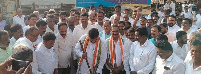 ಶಾಸಕ ಎ ಆರ್ ಕೃಷ್ಣಮೂರ್ತಿ ರವರಿಂದಕಾಮಗಾರಿಗಳಿಗೆ ಭೂಮಿ ಪೂಜೆ * ಶಾಸಕ ಎ ಆರ್ ಕೃಷ್ಣಮೂರ್ತಿ ರವರಿಂದಕಾಮಗಾರಿಗಳಿಗೆ ಭೂಮಿ ಪೂಜೆ *