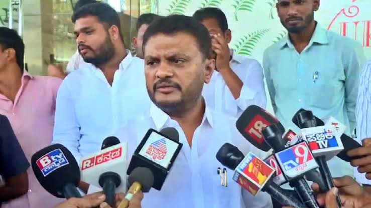 ನೂರಕ್ಕೆ ನೂರರಷ್ಟು ಡಿಕೆಶಿ ಸಿಎಂ ಆಗಲಿದ್ದು, ಬೇಕಿದ್ದರೆ ರಕ್ತದಲ್ಲಿ ಬರೆದು ಕೊಡುವೆ : ಶಾಸಕ ಶಿವಗಂಗಾ ನೂರಕ್ಕೆ ನೂರರಷ್ಟು ಡಿಕೆಶಿ ಸಿಎಂ ಆಗಲಿದ್ದು, ಬೇಕಿದ್ದರೆ ರಕ್ತದಲ್ಲಿ ಬರೆದು ಕೊಡುವೆ : ಶಾಸಕ ಶಿವಗಂಗಾ