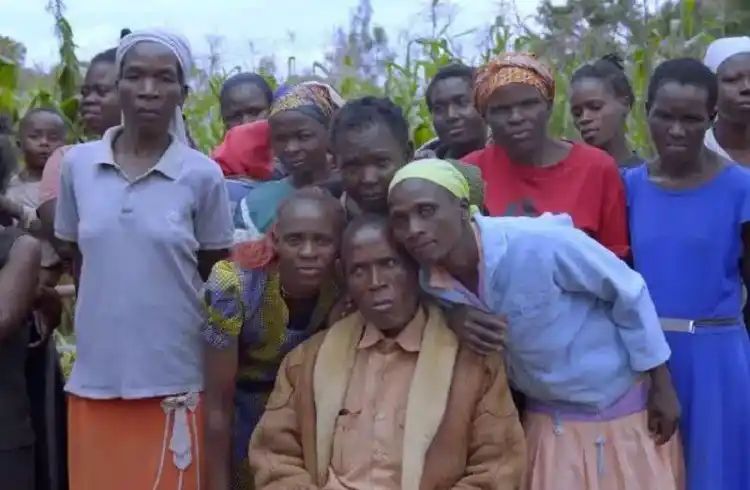 20 ಹೆಂಡತಿಯರು, 104 ಜನ ಮಕ್ಕಳು : ಒಂದೇ ಮನೆಯಲ್ಲಿ ವಾಸಿಸುತ್ತಿದ್ದೇ ಇಡೀ ಕುಟುಂಬ 20 ಹೆಂಡತಿಯರು, 104 ಜನ ಮಕ್ಕಳು : ಒಂದೇ ಮನೆಯಲ್ಲಿ ವಾಸಿಸುತ್ತಿದ್ದೇ ಇಡೀ ಕುಟುಂಬ