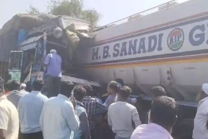 ಡಿಸೇಲ್ ತುಂಬಿ ಸಾಗುತ್ತಿದ್ದ ಟ್ಯಾಂಕರ್ ಗೆ ಟ್ರಕ್ ಡಿಕ್ಕಿ : ಡಿಸೇಲ್ ಪಡೆಯಲು ನೂಕುನುಗ್ಗಲು 