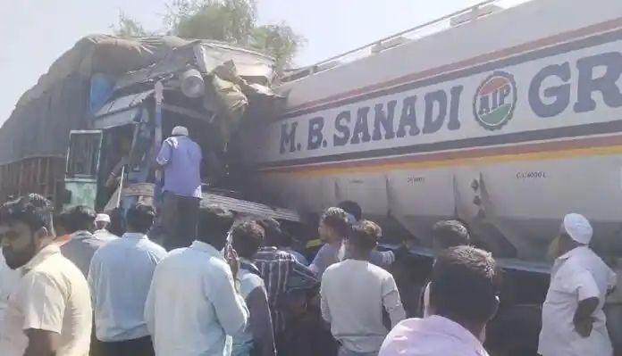 ಡಿಸೇಲ್ ತುಂಬಿ ಸಾಗುತ್ತಿದ್ದ ಟ್ಯಾಂಕರ್ ಗೆ ಟ್ರಕ್ ಡಿಕ್ಕಿ : ಡಿಸೇಲ್ ಪಡೆಯಲು ನೂಕುನುಗ್ಗಲು 