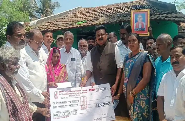 ಬೆಳಗಾವಿ ಕಾಂಗ್ರೆಸ್ ಸಮಾವೇಶದಲ್ಲಿ ಸಾವನ್ನಪ್ಪಿದ್ದ ಕಾರ್ಯಕರ್ತನ ಕುಟುಂಬಕ್ಕೆ 5 ಲಕ್ಷ ರೂ. ಪರಿಹಾರ ಬೆಳಗಾವಿ ಕಾಂಗ್ರೆಸ್ ಸಮಾವೇಶದಲ್ಲಿ ಸಾವನ್ನಪ್ಪಿದ್ದ ಕಾರ್ಯಕರ್ತನ ಕುಟುಂಬಕ್ಕೆ 5 ಲಕ್ಷ ರೂ. ಪರಿಹಾರ