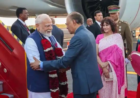 ಮಾರಿಷಸ್‌ಗೆ ಪ್ರಧಾನಿ ಮೋದಿ : ಅದ್ದೂರಿಯಾಗಿ ಸ್ವಾಗತಿಸಿದ ಅಧ್ಯಕ್ಷ 