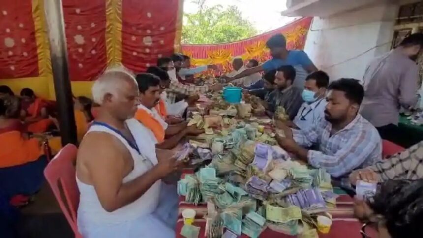 ಪ್ರಸಿದ್ಧ ಹುಲಿಗೆಮ್ಮ ದೇವಸ್ಥಾನಕ್ಕೆ 40 ದಿನಗಳಲ್ಲಿ ಬರೋಬ್ಬರಿ 99.21 ಲಕ್ಷ ರೂ. ಹಣ ಸಂಗ್ರಹ ಪ್ರಸಿದ್ಧ ಹುಲಿಗೆಮ್ಮ ದೇವಸ್ಥಾನಕ್ಕೆ 40 ದಿನಗಳಲ್ಲಿ ಬರೋಬ್ಬರಿ 99.21 ಲಕ್ಷ ರೂ. ಹಣ ಸಂಗ್ರಹ