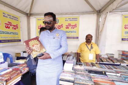 ಕರ್ನಾಟಕ ರಾಜ್ಯ ಸರ್ಕಾರದ ವತಿಯಿಂದ ಆಯೋಜಿಸಿದ್ದ ಪುಸ್ತಕ ಮೇಳದಲ್ಲಿ ಶಾಸಕರಾದ ವಿಜಯಾನಂದ ಕಾಶಪ್ಪನವರ್ ಭೇಟಿ