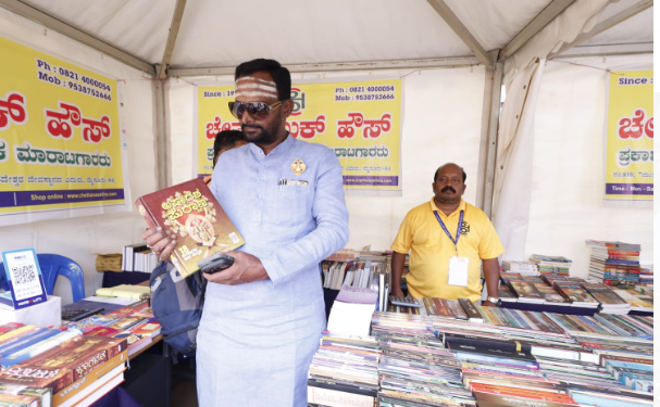 ಕರ್ನಾಟಕ ರಾಜ್ಯ ಸರ್ಕಾರದ ವತಿಯಿಂದ ಆಯೋಜಿಸಿದ್ದ ಪುಸ್ತಕ ಮೇಳದಲ್ಲಿ ಶಾಸಕರಾದ ವಿಜಯಾನಂದ ಕಾಶಪ್ಪನವರ್ ಭೇಟಿ