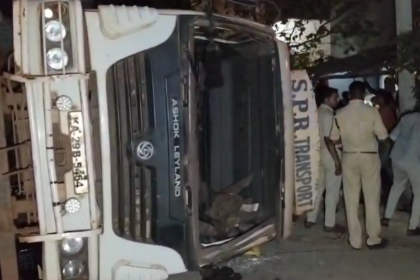 ರಸ್ತೆ ವಿಭಜಕ ಮೇಲೇರಿ ಪಲ್ಟಿಯಾದ ಲಾರಿ, ಯುವಕರಿಂದ ಅಜ್ಜಿಯ ರಕ್ಷಣೆ