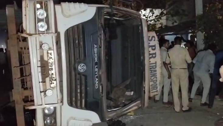 ರಸ್ತೆ ವಿಭಜಕ ಮೇಲೇರಿ ಪಲ್ಟಿಯಾದ ಲಾರಿ, ಯುವಕರಿಂದ ಅಜ್ಜಿಯ ರಕ್ಷಣೆ