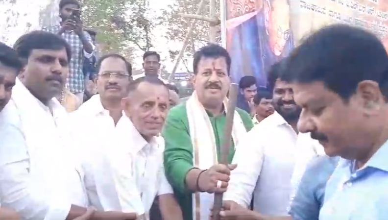 ವಿವಿಧ ಅಭಿವೃದ್ಧಿ ಕಾಮಗಾರಿಗಳಿಗೆ ಗುದ್ದಲಿ ಪೂಜೆ ನೆರವೇರಿಸಿದ ಶಾಸಕ : ಎಸ್ .ಆರ್ .ವಿಶ್ವನಾಥ್ ವಿವಿಧ ಅಭಿವೃದ್ಧಿ ಕಾಮಗಾರಿಗಳಿಗೆ ಗುದ್ದಲಿ ಪೂಜೆ ನೆರವೇರಿಸಿದ ಶಾಸಕ : ಎಸ್ .ಆರ್ .ವಿಶ್ವನಾಥ್