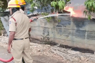 ಬಿರುಗಾಳಿ ಹೊಡೆತಕ್ಕೆ ಸುಟ್ಟು ಕರಕಲಾದ ಮನೆ.
