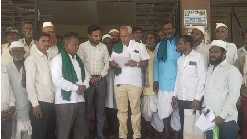 ರೈತರಗೆ ಭೂ ಸಾಗುವಳಿ ಹಕ್ಕು ಪತ್ರ ಕೊಡಬೇಕೆಂದು ಪ್ರತಿಭಟನೆ