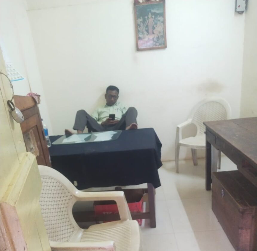 ಕಚೇರಿಯಲ್ಲಿ ಬೇಕಾಬಿಟ್ಟಿ ಕುಳಿತ ಸಿಬ್ಬಂದಿ