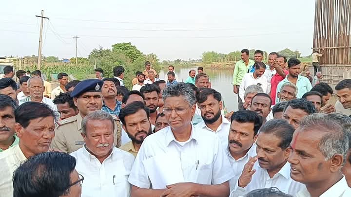 ಡವಳೇಶ್ವರ್ ಮತ್ತು ಮಾಲಿಂಗಪುರ್ ಅಡ್ಡಗಾಲು ಪರಿಶೀಲಿಸಿದ  ಉಸ್ತುವಾರಿ ಸಚಿವಸತೀಶ್ ಜಾರಕಿಹೊಳಿ