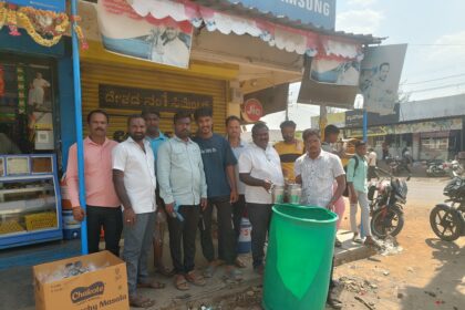ಸಂವಿಧಾನ ಶಿಲ್ಪಿ ಡಾ ಬಿ ಆರ್ ಅಂಬೇಡ್ಕರ್‌ ಜಯಂತಿ: ನಿಮಿತ್ಯ ಜನರಿಗೆ ತಂಪು ಪಾನೀಯ ನೀಡಿದ ಯುವಕರು