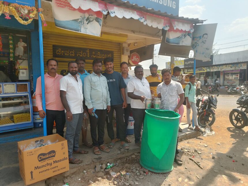 ಸಂವಿಧಾನ ಶಿಲ್ಪಿ ಡಾ ಬಿ ಆರ್ ಅಂಬೇಡ್ಕರ್‌ ಜಯಂತಿ: ನಿಮಿತ್ಯ ಜನರಿಗೆ ತಂಪು ಪಾನೀಯ ನೀಡಿದ ಯುವಕರು