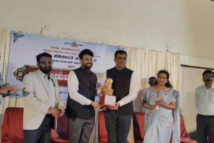  ಅಥಣಿ ಮಣ್ಣಿನ ಶ್ರೇಷ್ಠ ಇಂಜಿನಿಯರ್ ಶಶಿಕಾಂತ ನಾಯಕ್ ಸೇವಾ ನಿವೃತ್ತಿ ನಿಮಿತ್ಯ ಅದ್ದೂರಿ ಬೀಳ್ಕೊಡುಗೆ