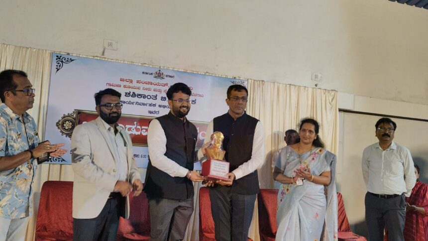 ಅಥಣಿ ಮಣ್ಣಿನ ಶ್ರೇಷ್ಠ ಇಂಜಿನಿಯರ್ ಶಶಿಕಾಂತ ನಾಯಕ್ ಸೇವಾ ನಿವೃತ್ತಿ ನಿಮಿತ್ಯ ಅದ್ದೂರಿ ಬೀಳ್ಕೊಡುಗೆ ಅಥಣಿ ಮಣ್ಣಿನ ಶ್ರೇಷ್ಠ ಇಂಜಿನಿಯರ್ ಶಶಿಕಾಂತ ನಾಯಕ್ ಸೇವಾ ನಿವೃತ್ತಿ ನಿಮಿತ್ಯ ಅದ್ದೂರಿ ಬೀಳ್ಕೊಡುಗೆ