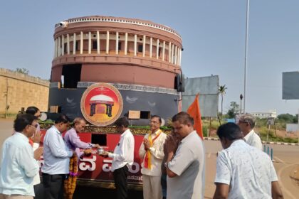 ಐತಿಹಾಸಿಕ ಚನ್ನಮ್ಮನ ಕಿತ್ತೂರನಲ್ಲಿ ಅನುಭವ ಮಂಟಪದ ಬಸವಾದಿ ಶರಣರ ರಥ ಯಾತ್ರೆಗೆ ಅದ್ಧೂರಿಯಾಗಿ ಸ್ವಾಗತ