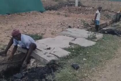 ಚಾಕವೇಲು  ಬರಿಗೈಯಲ್ಲೇ ಚರಂಡಿ ಸ್ವಚ್ಛತೆ ಅಧಿಕಾರಿಗಳ ನಿರ್ಲಕ್ಷ್ಯ ಕಾರ್ಮಿಕರ ಜೀವಕ್ಕೆ ಬೆಲೆ ಇಲ್ಲವೇ?!