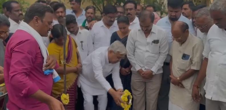  1.20 ಕೋಟಿ ವೆಚ್ಚದ  ಅಂಚೆ ಕಚೇರಿ ಕಟ್ಟಡಕ್ಕೆ ಭೂಮಿ ಪೂಜೆ ನೆರವೇರಿಸಿದ ಸಂಸದರಾದ ಎಂ ಗೋವಿಂದ ಕಾರಜೋಳ