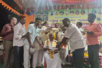 ಖ್ಯಾತ ಆಧ್ಯಾತ್ಮಿಕ ಪ್ರವಚನಕಾರ ಮೃತ್ಯುಂಜಯ ಹಿರೇಮಠರವರಿಗೆ ಭಕ್ತಿ ಪೂರ್ವಕವಾಗಿ ಗುರುನಮನ ಸಲ್ಲಿಸಿದ ವೀರಾಪುರ ಗ್ರಾಮಸ್ಥರು