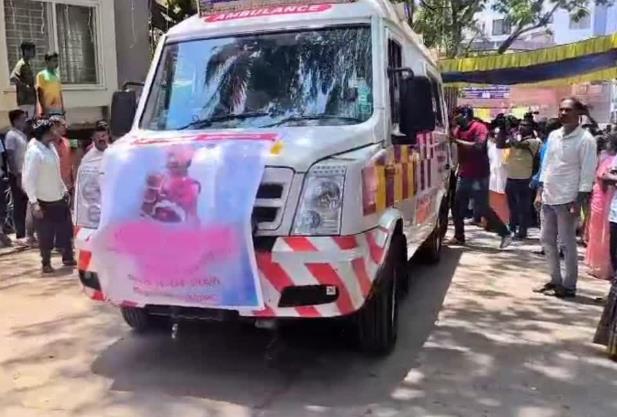 ಕೊಲೆಯಾದ ಬಾಲಕಿಯ ಅಂತ್ಯಕ್ರಿಯೆ: ಕುಟುಂಬಸ್ಥರ ಆಕ್ರಂದನ ಕೊಲೆಯಾದ ಬಾಲಕಿಯ ಅಂತ್ಯಕ್ರಿಯೆ: ಕುಟುಂಬಸ್ಥರ ಆಕ್ರಂದನ