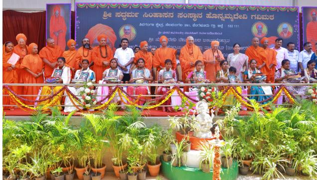 * ಮಠಾಧೀಶರು ನೀಡಿದ ಆತ್ಮಸ್ಥೈರ್ಯ ಮರೆಯಲು ಸಾಧ್ಯವಿಲ್ಲ: ಸಚಿವೆ ಲಕ್ಷ್ಮೀ ಹೆಬ್ಬಾಳಕರ್