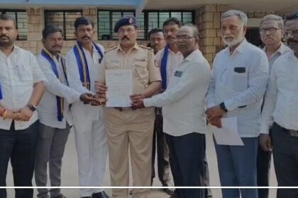 ಆರೋಪಿಗಳನ್ನು ಬಂದಿಸುವಂತೆ ದಲಿತ ಸಂಘ ಒಕ್ಕೂಟದಿಂದ ಪೋಲಿಸರ ವಿರುದ್ದ ಪ್ರತಿಬಟನೆ