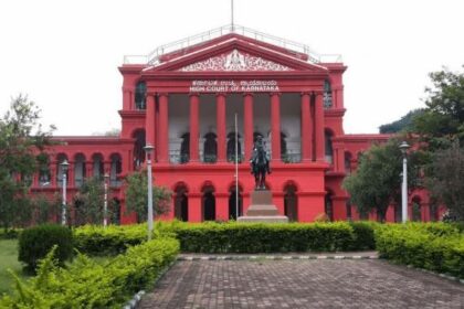 ಮಾಜಿ ಶಾಸಕರು, ಸಂಸದರಿಂದ ರಾಷ್ಟ್ರೀಯ ಲಾಂಛನ, ಧ್ವಜ ಬಳಕೆ ದುರದೃಷ್ಟಕರ : ಹೈಕೋರ್ಟ್