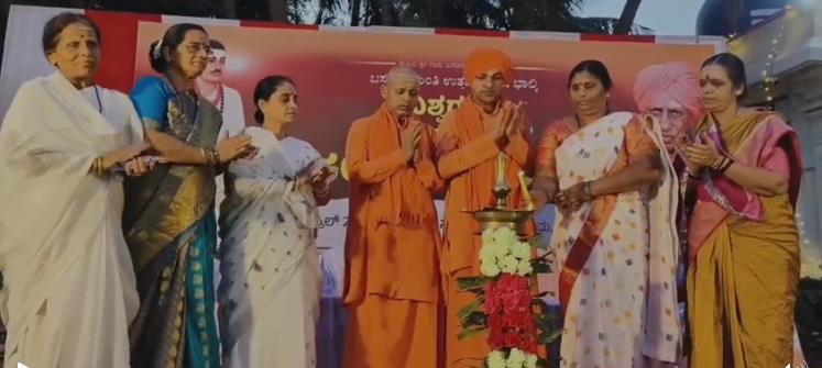 ಸ್ತ್ರೀಕುಲಕ್ಕೆ ಸಮಾನತೆ ಕಲ್ಪಿಸಿದ ಬಸವಣ್ಣ: ಪಟ್ಟದ್ದೇವರು ಸ್ತ್ರೀಕುಲಕ್ಕೆ ಸಮಾನತೆ ಕಲ್ಪಿಸಿದ ಬಸವಣ್ಣ: ಪಟ್ಟದ್ದೇವರು