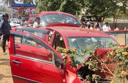 ಡಿವೈಡರ್ ಗೆ ಕಾರು ಡಿಕ್ಕಿ : ಒಂದೇ ಕುಟುಂಬದ ಮೂವರು ಸಾವು