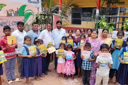 ಶಾಲಾ ಮಕ್ಕಳಿಗೆ ಪಠ್ಯಪುಸ್ತಕ ನೀಡಿ ಸ್ವಾಗತಿಸಿದ ಸುರೇಶ್ ಜಂಗ್ಲಿ