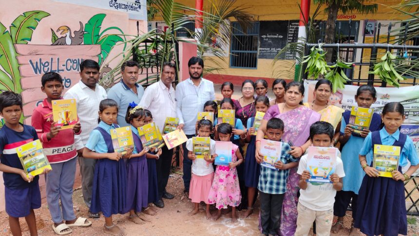 ಶಾಲಾ ಮಕ್ಕಳಿಗೆ ಪಠ್ಯಪುಸ್ತಕ ನೀಡಿ ಸ್ವಾಗತಿಸಿದ ಸುರೇಶ್ ಜಂಗ್ಲಿ ಶಾಲಾ ಮಕ್ಕಳಿಗೆ ಪಠ್ಯಪುಸ್ತಕ ನೀಡಿ ಸ್ವಾಗತಿಸಿದ ಸುರೇಶ್ ಜಂಗ್ಲಿ