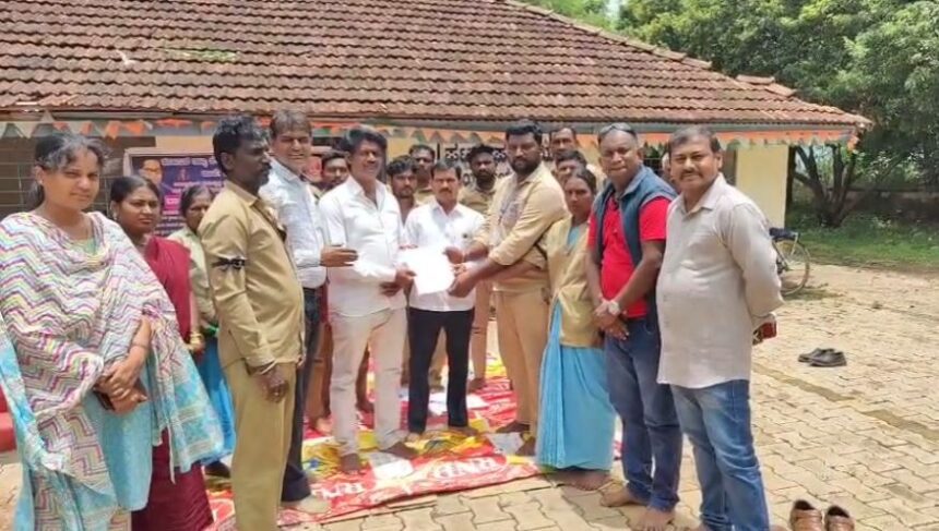 Mk ಹುಬ್ಬಳ್ಳಿ ಪಟ್ಟಣ ಪಂಚಾಯಿತಿ ಪೌರಕಾರ್ಮಿಕರಿಂದ ವಿವಿಧ ಬೇಡಿಕೆಗಳ ಈಡೇರಿಕೆಗೆ ಒತ್ತಾಯಿಸಿ ಪ್ರತಿಭಟನೆ Mk ಹುಬ್ಬಳ್ಳಿ ಪಟ್ಟಣ ಪಂಚಾಯಿತಿ ಪೌರಕಾರ್ಮಿಕರಿಂದ ವಿವಿಧ ಬೇಡಿಕೆಗಳ ಈಡೇರಿಕೆಗೆ ಒತ್ತಾಯಿಸಿ ಪ್ರತಿಭಟನೆ