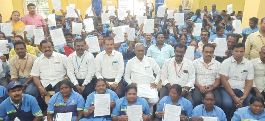 ಬಿಬಿಎಂಪಿ ಪೌರ ಕಾರ್ಮಿಕರ ಖಾಯಂ ನೇಮಕಾತಿ ಪ್ರಮಾಣ ಪತ್ರ ವಿತರಿಸಿದ ಶಾಸಕ ಎಸ್ ಟಿ ಸೋಮಶೇಖರ್ ಬಿಬಿಎಂಪಿ ಪೌರ ಕಾರ್ಮಿಕರ ಖಾಯಂ ನೇಮಕಾತಿ ಪ್ರಮಾಣ ಪತ್ರ ವಿತರಿಸಿದ ಶಾಸಕ ಎಸ್ ಟಿ ಸೋಮಶೇಖರ್