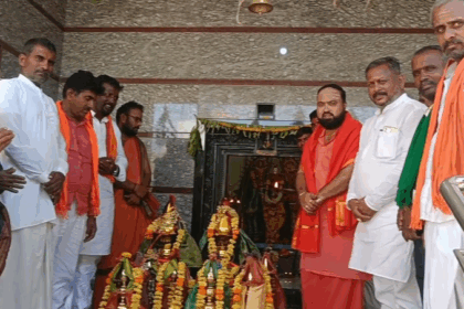 ದೇವಿಯ ಪ್ರಾಣ ಪ್ರತಿಷ್ಠಾಪನೆ ನೆರವೇರಿಸಿದ ನಂದವಾಡಗಿ ಪೂಜ್ಯರು