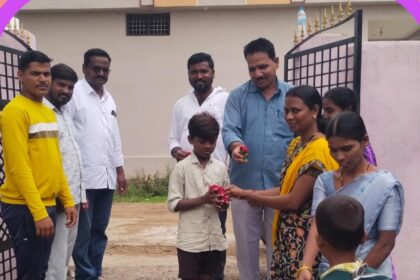 ಮಕ್ಕಳಿಗೆ ಹೂ ನೀಡುವುದರ ಮೂಲಕ ಶಾಲೆ ಪ್ರಾರಂಭೋತ್ಸವ