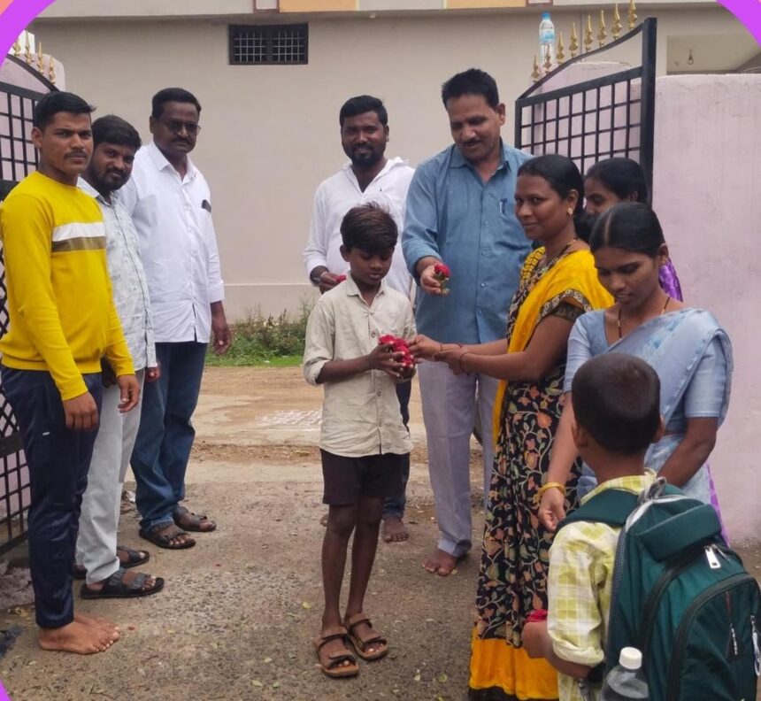 ಮಕ್ಕಳಿಗೆ ಹೂ ನೀಡುವುದರ ಮೂಲಕ ಶಾಲೆ ಪ್ರಾರಂಭೋತ್ಸವ ಮಕ್ಕಳಿಗೆ ಹೂ ನೀಡುವುದರ ಮೂಲಕ ಶಾಲೆ ಪ್ರಾರಂಭೋತ್ಸವ