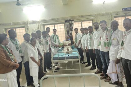 ದೇವೇಗೌಡ ಹುಟ್ಟುಹಬ್ಬ: ಮಾನ್ವಿಯಲ್ಲಿ ರೋಗಿಗಳಿಗೆ ಹಣ್ಣು ಹಂಪಲು ವಿತರಣೆ