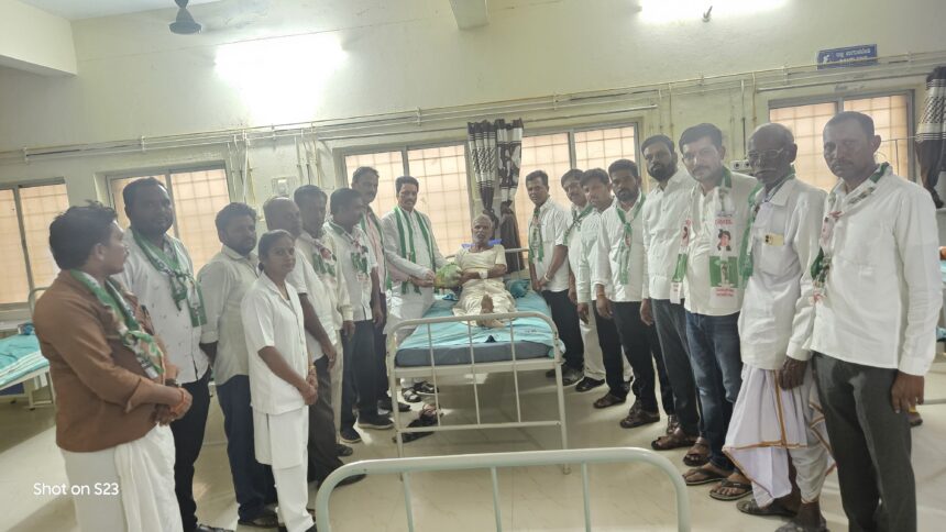 ದೇವೇಗೌಡ ಹುಟ್ಟುಹಬ್ಬ: ಮಾನ್ವಿಯಲ್ಲಿ ರೋಗಿಗಳಿಗೆ ಹಣ್ಣು ಹಂಪಲು ವಿತರಣೆ ದೇವೇಗೌಡ ಹುಟ್ಟುಹಬ್ಬ: ಮಾನ್ವಿಯಲ್ಲಿ ರೋಗಿಗಳಿಗೆ ಹಣ್ಣು ಹಂಪಲು ವಿತರಣೆ