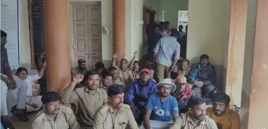 ಕರ್ನಾಟಕ ರಾಜ್ಯಾದ್ಯಂತ ಪೌರಕಾರ್ಮಿಕರ ಹಲವು ಬೇಡಿಕೆಗಳನ್ನು ಈಡೇರಿಸುವಂತೆ ಅನಿರ್ದಿಷ್ಟವಾಗಿ ಮುಷ್ಕರ ಕರ್ನಾಟಕ ರಾಜ್ಯಾದ್ಯಂತ ಪೌರಕಾರ್ಮಿಕರ ಹಲವು ಬೇಡಿಕೆಗಳನ್ನು ಈಡೇರಿಸುವಂತೆ ಅನಿರ್ದಿಷ್ಟವಾಗಿ ಮುಷ್ಕರ