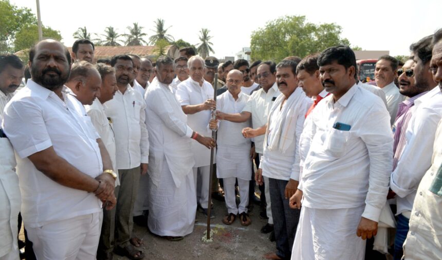 ಮಾನ್ವಿ- 10 ಕೋಟಿ ವೆಚ್ಚದಲ್ಲಿ ಮಿನಿ ವಿಧಾನಸೌಧ ನಿರ್ಮಾಣಕ್ಕೆ ಭೂಮಿ ಪೂಜೆ ಮಾನ್ವಿ- 10 ಕೋಟಿ ವೆಚ್ಚದಲ್ಲಿ ಮಿನಿ ವಿಧಾನಸೌಧ ನಿರ್ಮಾಣಕ್ಕೆ ಭೂಮಿ ಪೂಜೆ