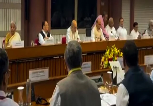 ‘ಆಪರೇಷನ್ ಸಿಂಧೂರ್’ ಕುರಿತು ಕೇಂದ್ರದ ಸರ್ವಪಕ್ಷ ಸಭೆ ಆರಂಭ, ರಾಹುಲ್ ಗಾಂಧಿ ಸೇರಿ ಹಲವರು ಭಾಗಿ