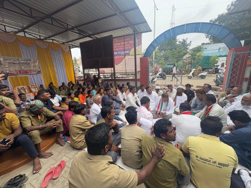 ಇಳಕಲ್ : ಪೌರ ನೌಕರರ ಅನಿರ್ದಿಷ್ಟ ಕಾಲ ಮುಷ್ಕರಕ್ಕೆ ಬೆಂಬಲ ಇಳಕಲ್ : ಪೌರ ನೌಕರರ ಅನಿರ್ದಿಷ್ಟ ಕಾಲ ಮುಷ್ಕರಕ್ಕೆ ಬೆಂಬಲ