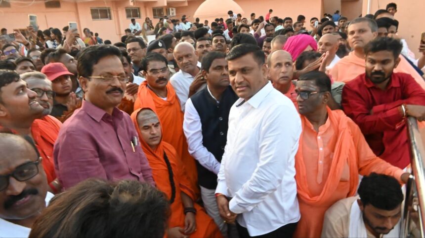 ಪಂಚಪೀಠಗಳಲ್ಲಿ ಒಂದಾದ ಉಜ್ಜಿನಿ ಮಠದ ಶ್ರೀ ಮರುಳಸಿದ್ದೇಶ್ವರಸ್ವಾಮಿ ರಥೋತ್ಸವ. ಪಂಚಪೀಠಗಳಲ್ಲಿ ಒಂದಾದ ಉಜ್ಜಿನಿ ಮಠದ ಶ್ರೀ ಮರುಳಸಿದ್ದೇಶ್ವರಸ್ವಾಮಿ ರಥೋತ್ಸವ.