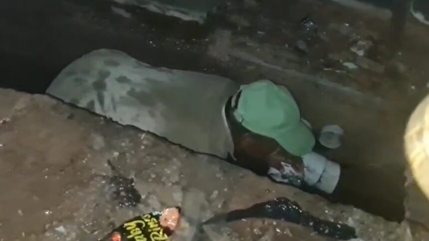 ಭಾರಿ ಮಳೆ ಚರಂಡಿಯಲ್ಲಿ ಬಿದ್ದು ಕೊಚ್ಚಿಹೋದ ವ್ಯಕ್ತಿ ಭಾರಿ ಮಳೆ ಚರಂಡಿಯಲ್ಲಿ ಬಿದ್ದು ಕೊಚ್ಚಿಹೋದ ವ್ಯಕ್ತಿ