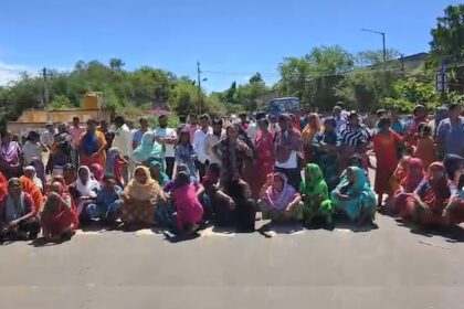 ಮಳೆಯ ನೀರು ಮನೆಯೊಳಗೆ,ರಸ್ತೆ ತಡೆದು ಪ್ರತಿಭಟನೆ