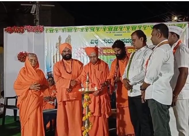 ಸಮಾಜಕ್ಕೆ ಬಸವಣ್ಣನ ಕೊಡುಗೆ ಅಪಾರ:ಬಸವಲಿಂಗ ಪಟ್ಟದೇವರು ಸಮಾಜಕ್ಕೆ ಬಸವಣ್ಣನ ಕೊಡುಗೆ ಅಪಾರ:ಬಸವಲಿಂಗ ಪಟ್ಟದೇವರು