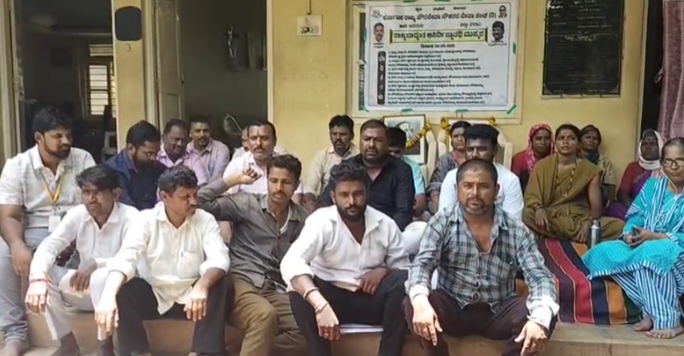 ರೇಣುಕಾ ಹಲಗಿ ಅವರ ಅಧ್ಯಕ್ಷತೆಯಲ್ಲಿ ಎರಡನೇ ದಿನ ಪೌರ ನೌಕರರ ಅನಿರ್ದಿಷ್ಟಾವಧಿ ಮುಷ್ಕರ ರೇಣುಕಾ ಹಲಗಿ ಅವರ ಅಧ್ಯಕ್ಷತೆಯಲ್ಲಿ ಎರಡನೇ ದಿನ ಪೌರ ನೌಕರರ ಅನಿರ್ದಿಷ್ಟಾವಧಿ ಮುಷ್ಕರ